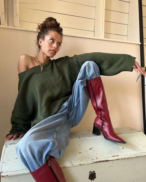 Messy Bun Outfit, Loose Jeans Outfit, Outfit Minimalist, Statement Accessories, Red Boots, Fashion Victim, Streetwear Fashion Women, Street Style Outfit, Seasonal Fashion