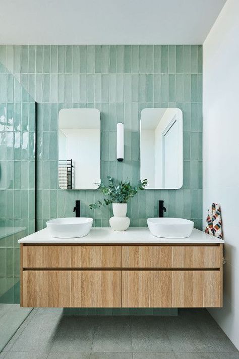 Beach Style Bathroom, Green Tile Bathroom, Beach House Bathroom, Bad Inspiration, Decor Baie, Bathroom Tile Designs, Double Sink Bathroom, Double Sink Bathroom Vanity, Bathroom Backsplash