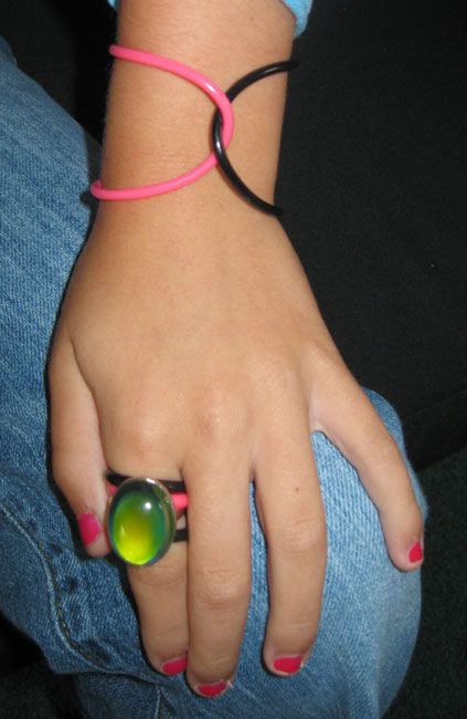 jelly bracelets - I was so excited when kids started wearing these again.. Then I remembered how old that makes me! Retro Things, Jelly Bracelets, 1980s Childhood, 80s Girl, Mood Jewelry, 90s Memories, Mood Ring, 90s Childhood, Chunky Jewelry