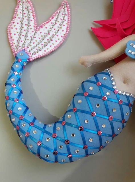 Mermaid Soft Toy Pattern, Mermaid Diy Crafts, Mermaid Christmas Ornaments, Felt Baby Shoes, Under The Sea Crafts, Mermaid Crafts, Mermaid Christmas, Doll Patterns Free, Soft Toy Patterns