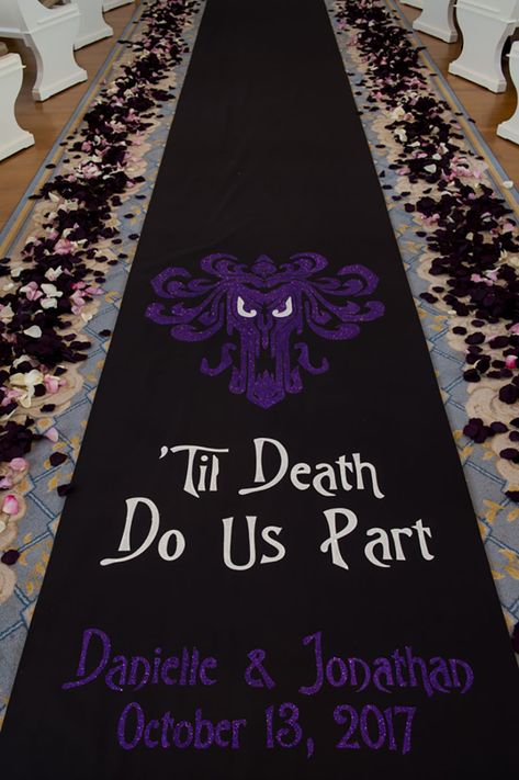 Black And Purple Wedding, Gothic Wedding Theme, Disney Halloween Decorations, Halloween Weddings, Nightmare Before Christmas Wedding, Dark Wedding Theme, Wedding Ceremony Decorations Outdoor, Wedding Disney, Disney World Wedding