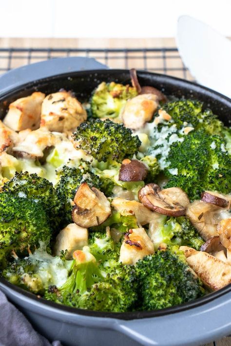 Makkelijk recept voor koolhydraatarme ovenschotel met broccoli, kip en champignons, snelle ovenschotel met broccoli en mozzarella, broccoli recept, koolhydraatarm, je zou hier zeker nog krieltjes of pasta aan toe kunnen voegen. Ovenschotel recept Roman Food, Low Carbohydrate Recipes, Diner Recipes, Broccoli Pasta, Feel Good Food, Gluten Free Dinner, Healthy Foodie, Vegetarian Cooking, One Pot Meals