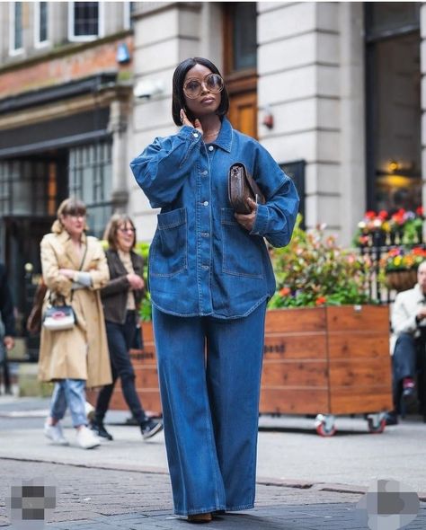 Outfit Inspo Elegant, Basketball Game Outfit Women, Denim 2024, Denim Outfits, Denim On Denim, Effortlessly Chic Outfits, Denim Wear, Denim Day, Style Inspiration Winter