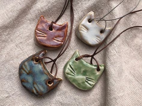 Ceramic Cats, Ceramic Pendant Necklace, Colorful Cat, Pottery Handbuilding, Ceramic Cat, Cat Pendant, Pottery Crafts, Ceramics Ideas Pottery, Clay Necklace