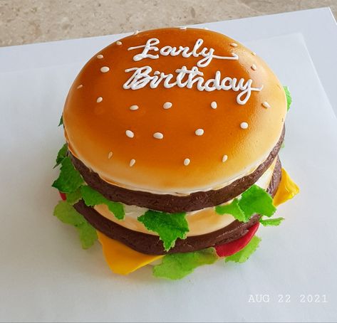 Cheeseburger Cake Birthday, Burger Cake Birthday, Birthday Cake For 9 Yrs Old Girl, Cakes That Look Like Food, Burger Birthday, Cheeseburger Cake, Cakes For Teenagers, Mcdonalds Birthday Party