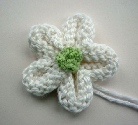 Learn How To Knit This Adorable Flower – Free Pattern & Tutorial! Knitted Flowers Free, Knitted Flower Pattern, Hat Knitting, Knitted Flowers, Baby Hats Knitting, Easy Knitting Patterns, Crochet Flower Patterns, Knitting Tutorial, Baby Hat