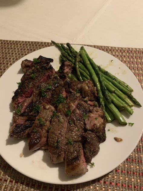 Steak And Asparagus, Wine Sommelier, Healthy Food Inspiration, Healthy Food Dishes, Food Babe, Delicacy Food, Healthy Food Motivation, Healthy Lifestyle Food, Yummy Comfort Food