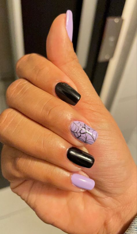 Nails Inspiration Purple And Black, Black Lavender Nails, Short Nail Designs Black And Purple, October Nails Halloween Purple, Black And Purple Nail Ideas Short, Nail Inspo Purple And Black, Black Lilac Nails, Purple And Black Nails Designs Simple, Purple Edgy Nails