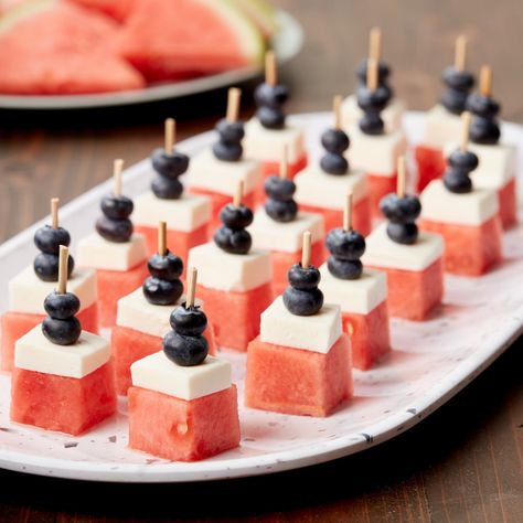 Toothpick Snacks, Feta Bites, Watermelon Cubes, Toothpick Appetizers, Cocktails And Canapes, Party Essen, Creamy Feta, Cucumber Bites, Spaghetti Dinner