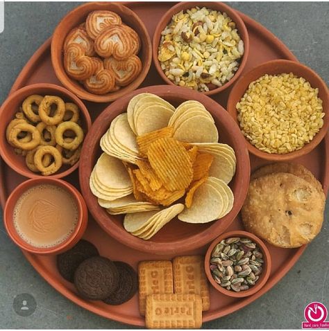 Indian Fast Food, Variety Food, Catering Ideas Food, Diwali Food, Vegetarian Snacks Recipes, Healthy Food Dishes, Easy Food Art, Delicacy Food, Food Displays