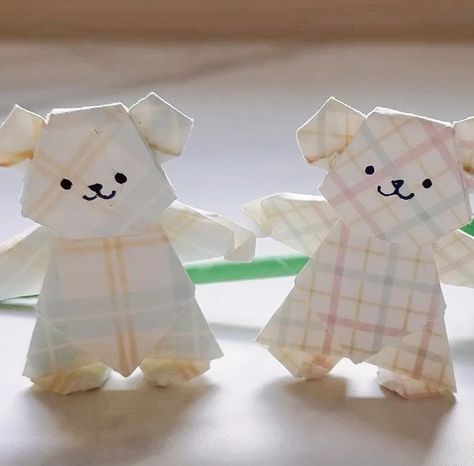 This bear 🐻 is very easy to fold! 👍🏻 It's so cute to stand on the desk❤️ Hope you guys like it😍 #origami #origamibear #cute #papercraft #diy #decoration Cute Small Origami Easy, Bear Origami Easy, Teddy Bear Origami, Origami Teddy Bear, Origami Stand, Cute Papercraft, Origami Bear, Origami Animal, Cute Origami