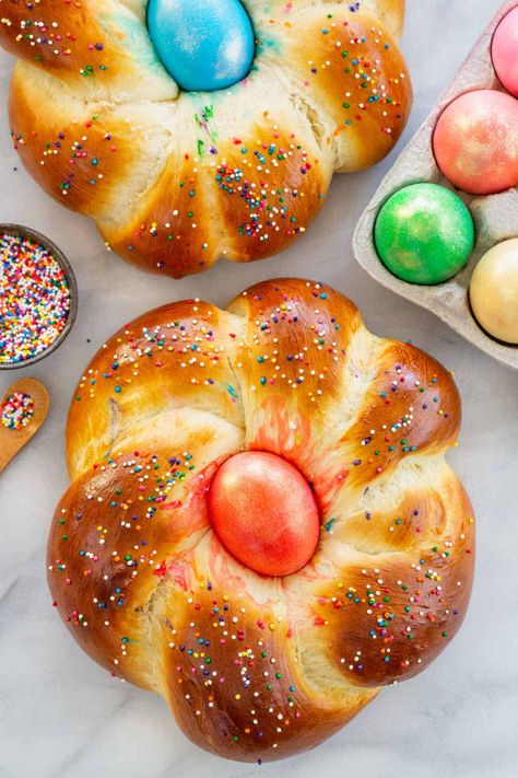 Bread With Egg, Italian Easter Bread, Easter Bread Recipe, Italian Easter, Holiday Bread, Braided Bread, Easter Bread, Easter Baking, Giada De Laurentiis