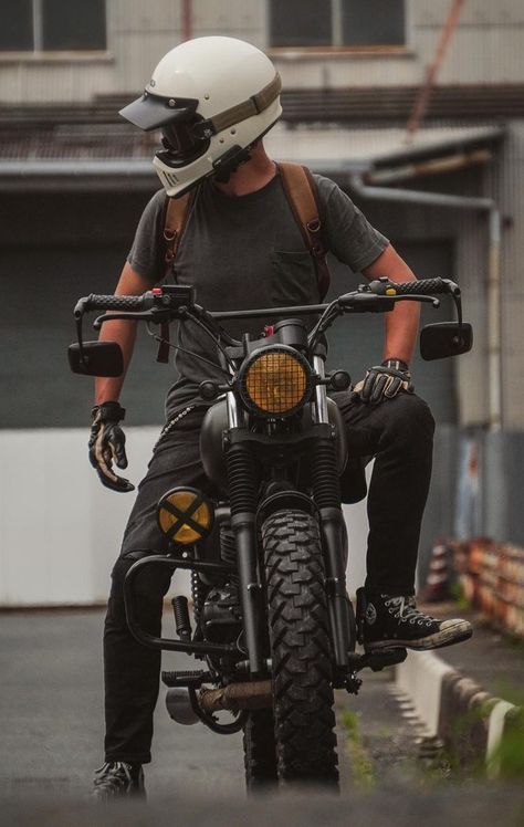 Scrambler Rider Outfit, Cafe Racer Style Men, Biker Astethic, Cafe Racer Outfit, Cafe Racer Aesthetic, Scrambler Motorcycle Ideas, Brat Style Motorcycle, Adventure Bike Motorcycles, Custom Bikes Cafe Racers