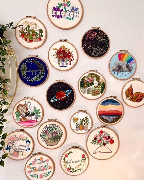 Frame Embroidery Wall Hangings, Embroidery Hoop Wall Art Decor, Renovate Apartment, Elegant Wreaths, Hoop Decor, Embroidery Hoop Decor, Bullion Embroidery, Indian Room Decor, Embroidery Hoop Crafts