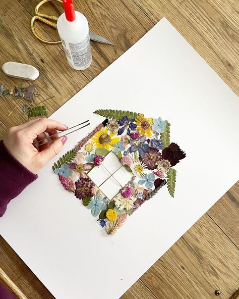 Pressed Wildflower Art, Pressed Flower Mandala, Pressed Flower Storage, Pressed Flowers Ideas, Bring Me Back, Flower House, Pressed Flower Crafts, Flower Press, Flower Artists