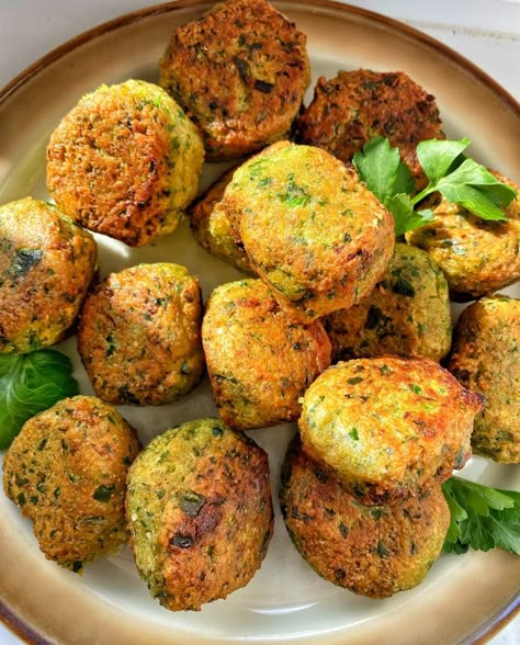 Red Lentil Falafel Lentil Falafel, Chickpea Falafel, Falafel Recipe Easy, Vegan Lentil Recipes, Cooking Red Lentils, Red Lentil Recipes, Lentils Vegan, Easy Vegan Lunch, Lentil Burgers