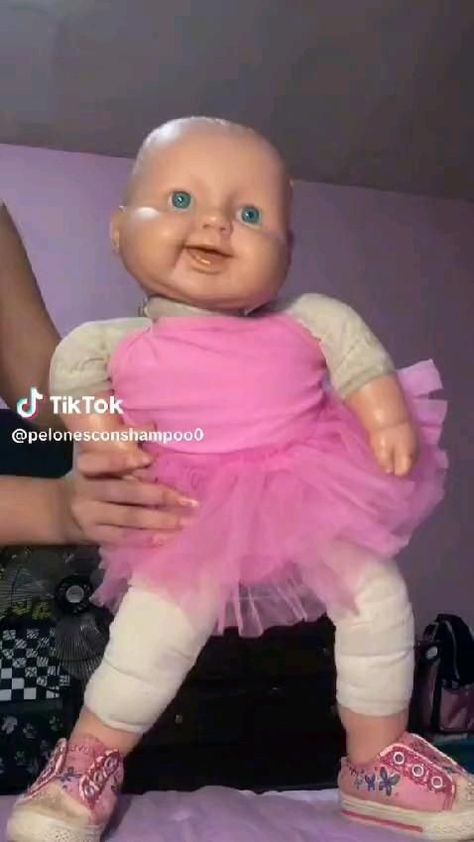 Funny Baby Doll Videos, Funny Low Quality Pics, Funny Dolls, Very Funny Photos, Funny Baby Faces, Barbie Funny, Never A Dull Moment, Baby Funny, Funny Cartoons Jokes