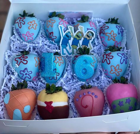 Spongebob Chocolate Covered Strawberries, Spongebob Strawberries, Edible Arrangements Diy, Spongebob Chocolate, Decorative Baking, Strawberries Ideas, Spongebob Theme, Treat Making, Chocolate Covered Desserts