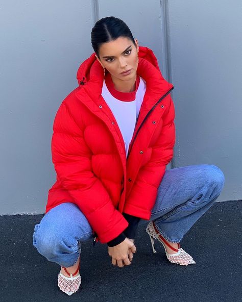 Kendall (@kendalljenner) posted on Instagram: “Super warm. Super cool. Super super. @aritzia #TheSuperPuff #AritziaPartner” • Oct 17, 2018 at 4:00pm UTC Kendall Jenner Puffer Jacket, College Outfits Cold Weather, Style Kendall Jenner, Stile Kendall Jenner, College Outfits Spring, Puffer Jacket Style, College Outfits Winter, Red Puffer Jacket, Super Puff