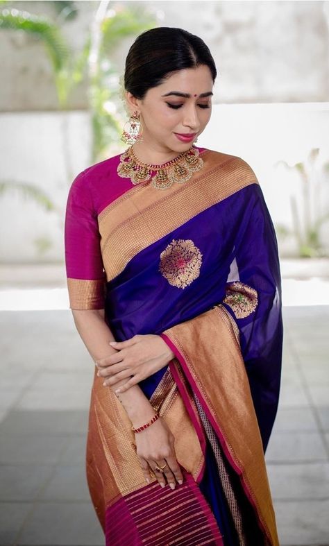 Aarti Ravi, Saree Contrast Blouse, Exclusive Blouse Designs, Royal Blue Saree, Jayam Ravi, Saree Looks, Reception Outfits, Saree Hairstyles, Blue Silk Saree