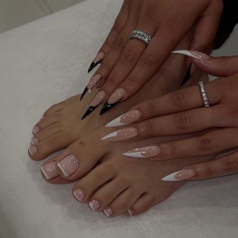 Monochromatic Nails, Nails And Toes, Acrylic Nails Stiletto, Bday Nails, Stilleto Nails Designs, Nails Now, Stiletto Nails Designs, Classy Acrylic Nails, Almond Acrylic Nails