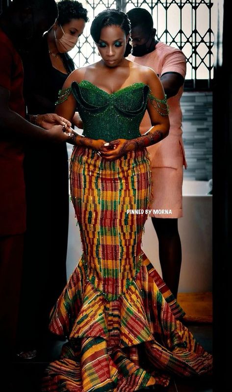 Ghana Wedding Dress, Pistis Ghana, Ghana Traditional Wedding, African Print Wedding Dress, Couples African Outfits, African Bridal Dress, African Party Dresses, African Traditional Wedding Dress, Kente Dress