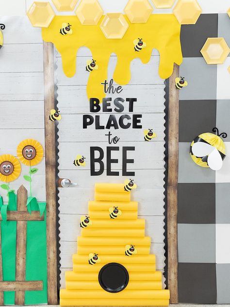 bee-classroom-door-decor-idea Daycare Classroom Door Ideas, Back To School Door Ideas For Daycare, Bee Classroom Decor, Spring Classroom Door, Preschool Door, Teacher Appreciation Doors, Bee Room, Bee Themed Classroom, Bee Classroom