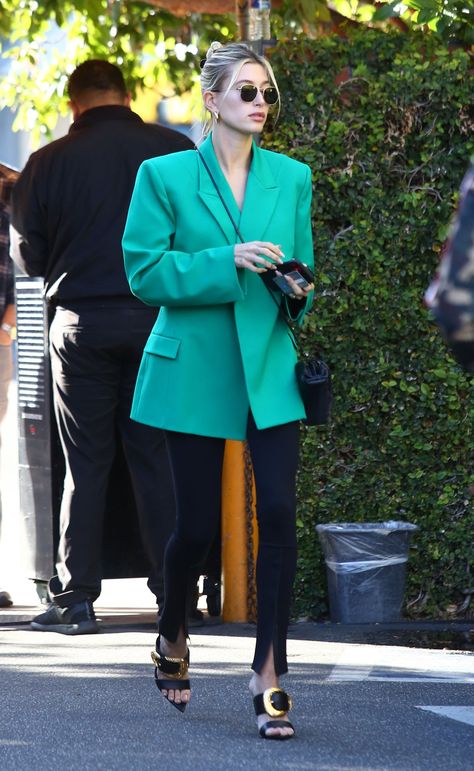 Hailey Bieber 2020 Style, Aw Style, Hailey Baldwin Street Style, Hailey Bieber Style, Hailey Baldwin Style, Daily Ootd, Casual Dressy, Cold Outfits, Green Blazer