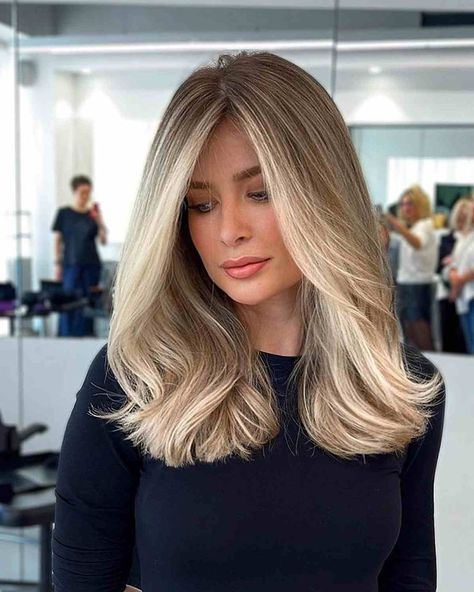 blonde-hair-with-a-light-blonde-money-piece Angled Hair, Blond Highlights, Timeless Hairstyles, Blonde Lowlights, Light Blonde Highlights, Middle Part Hairstyles, Spring Hair, Long Layered Haircuts, Blonde Hair Inspiration