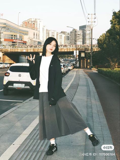 Japan Women Street Style, Turtleneck And Long Skirt, Asian Long Skirt Outfits, Dress With Jeans Outfit Korean, Japanese Skirt Outfits Long, K Drama Inspired Outfits, Japanese Womens Fashion Casual, Casual Japanese Fashion, Japanese Street Fashion Minimalist