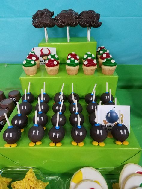 Super Mario Bros Party Ideas Cake Mushroom Cupcakes, Mario Themed Birthday Cupcakes, Mushroom Themed Treats, Super Mario Oreos, Mario Brothers Cupcakes, Mario Themed Desserts, Mario Oreos, Super Mario Treats, Mario Treats