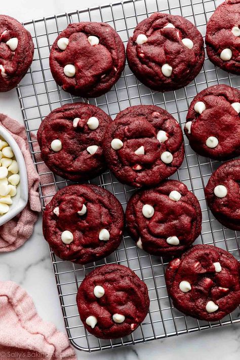 Red velvet cake inspired white chocolate chip cookies with vanilla, cocoa powder, and a little buttermilk to replicate a sweet slice of the popular cake. Festive and fun cookie for Valentine's Day or Christmas! Recipe on sallysbakingaddiction.com White Chocolate Chips Recipes, Red Velvet Chocolate Chip Cookies, Red Velvet Cookie Recipe, Red Velvet Crinkle Cookies, Red Velvet Chocolate, Red Velvet Desserts, White Chocolate Recipes, Velvet Cookies, White Chocolate Chip