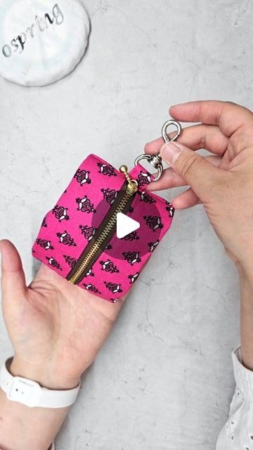 속초 오스프링 | 핸드메이드 패브릭 소품샵 on Instagram: "[DIY] Sewing Tips | Coin Purse, Keychain Pouch 🧵 simple and quick sewing ✏️ measurement size included 🌈 youtube link in BIO  #diypouch #pouchtutorial #sewingtips #fabricpouch #sewingforbeginner  #easysewing #minipouch" Diy Coin Purse, Beginner Quilting, Keychain Pouch, Coin Purse Pattern, Coin Purse Keychain, Purse Keychain, Diy Purse, Instagram Diy, Coin Holder