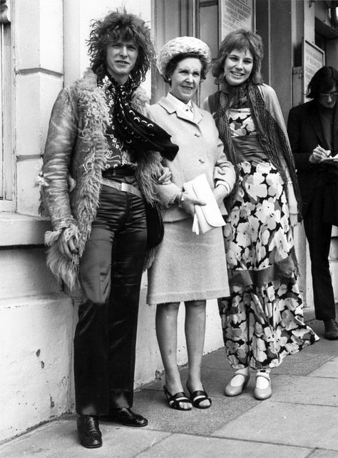 David and Angie Bowie on their wedding day at Bromley Register Office with David’s mother Margaret Jones, 20 March 1970 Angie Bowie, Bowie Fashion, Angela Bowie, Celebrity Wedding Photos, Blue Soul, Angela Jones, Bowie Starman, 80s Celebrities, Music Friends