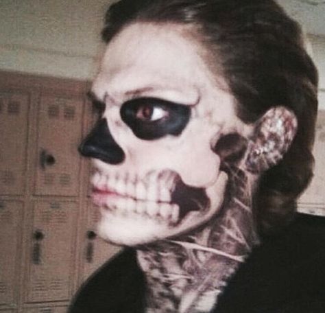 American Horror Story. AHS. Tate Langdon. Evan Peters. Murder House. Tate Langdon, Horror Story, American Horror, American Horror Story, Skeleton, We Heart It, Lost, Makeup, Make Up