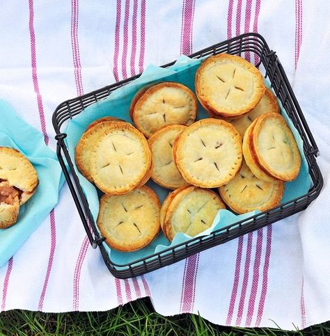 Fathers Day Desserts, Rhubarb Pie Recipes, Fathers Day Recipes, Fathers Day Food, Apple Rhubarb Pie, Mothers Day Recipes, Memorial Day Food, Tiny Pies, Memorial Day Desserts