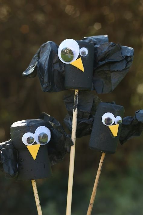 Wine Cork Crows - a Quirky Little Cork Craft for Fall Crow Crafts For Kids, Fall Table Toppers, Crow Crafts, Crow Craft, Haunted House Craft, Fall Crafts For Toddlers, Thanksgiving Crafts For Toddlers, Spooky Haunted House, Happy Hooligans