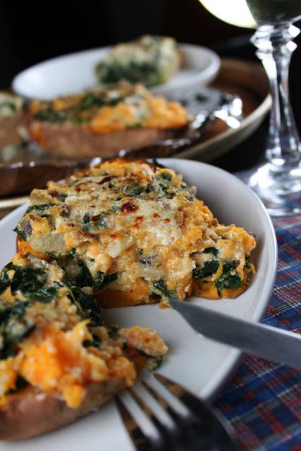 Spinach Stuffed Potatoes with Ricotta, Parmesan, and Garlic... Stuffed Potatoes, Ricotta Recipes, Potatoes Recipe, Potato Dishes, Meatless Meals, Veggie Dishes, Edamame, Passover, Sweet Potatoes