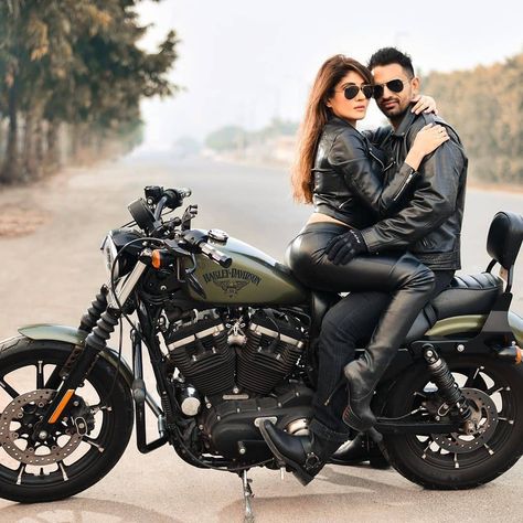 the house of bride style on Instagram: “Couple goals 🔥❤️😍 @facestoriesbyleenabhushan . . Tag Ur love partner ❤️ . . Follow: @thehouseofbride . . #thehouseofbridestyle #coupledance…” Weird Couples Pictures, Motorcycle Couple Photography, Harley Couple, Motorcycle Couple Pictures, Harley Women, Women Riders, Biker Girl Outfits, Female Aesthetic, Biker Boy