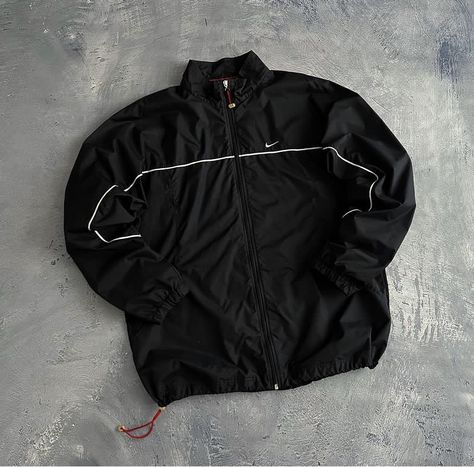 Black Windbreaker Outfit, Vintage Nike Jacket, Couple Fits, University Outfit, Cute Nike Outfits, Nike Retro, Jacket Nike, Street Fashion Men Streetwear, Guys Clothing Styles