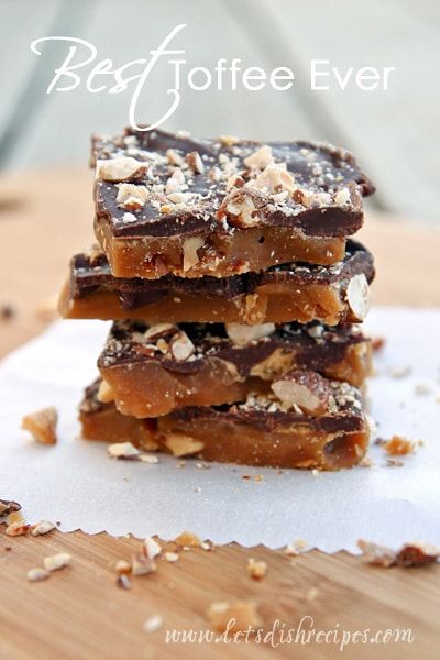 Best Toffee Ever: Old fashioned toffee topped with chocolate and chopped nuts. Toffee Recipe, English Toffee, Dessert Aux Fruits, Dessert Party, Candy Recipes Homemade, Christmas Candy Recipes, Think Food, Homemade Candies, Holiday Candy