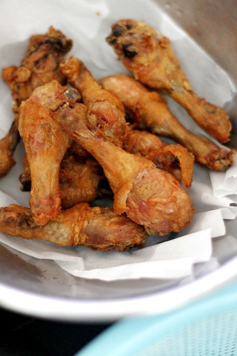 fried-chicken// doesn't use flour just a tbl of corn starch which is carby but spread over 2 lbs of chicken legs so no biggie. traci Filipino Fried Chicken Recipe, Filipino Fried Chicken, Dinner Asian, Pinch Of Yum, Fried Chicken Recipes, Filipino Recipes, Asian Dishes, Turkey Recipes, Chicken Recipe