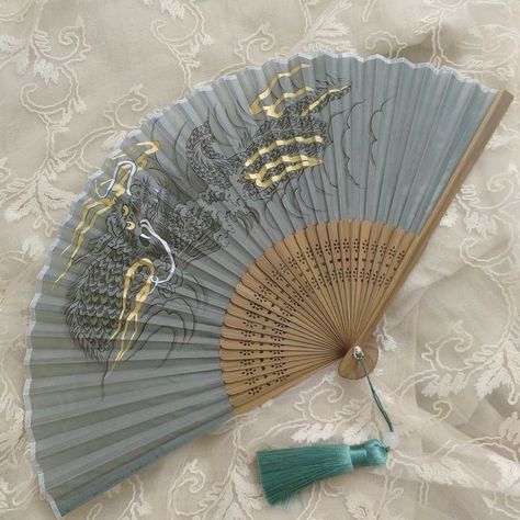 Weaponized Hand Fan, Fans Aesthetic, Pretty Fans, Chinese Hand Fan, God Of Wind, Fan Aesthetic, Wind Fan, Diy Moss, Chinese Fans