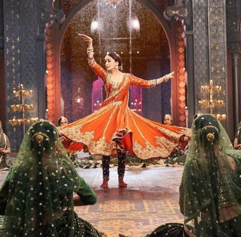 Kalank Song, Kalank Title Track, Kathak Costume, Maduri Dixit, Qawali Night, Asian Royalty, Pakistan Bride, Indian Classical Dancer, Kathak Dance