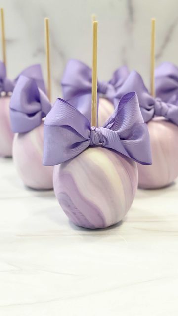 Marble Candy Apples, Purple Candy Apples, Colored Candy Apples, Lavender Food, Lavender Dessert, Purple Desserts, Marbled Chocolate, White Chocolate Covered Strawberries, Covered Apples