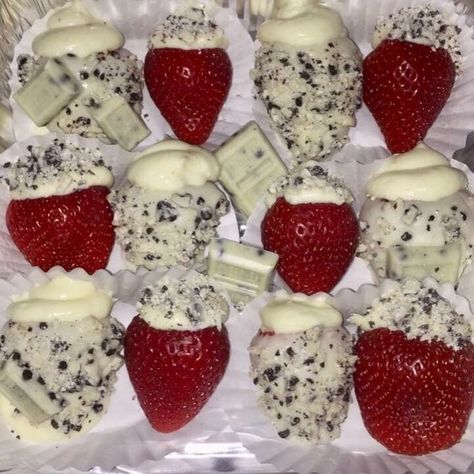 Cheesecake Stuffed Strawberries, White Chocolate Covered Strawberries, Stuffed Strawberries, Instagram Cookies, Cookies And Cream Cheesecake, White Chocolate Strawberries, Cream Cheesecake, Chocolate Covered Fruit, Catering Desserts