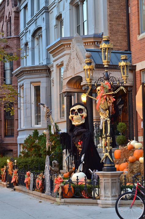 Brooklyn Halloween, Chicago Halloween, Spooky Neighborhood, Halloween Town Aesthetic Wallpaper, Real Halloween Town, Halloween Bar, Chicago Aesthetic, Chicago House, Chicago Neighborhoods