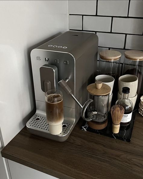 Coin Café, Home Coffee Stations, Home Coffee Bar, Coffee Bar Home, Coffee Obsession, Cosy Home, Appartement Design, Automatic Coffee Machine, Coffee Corner