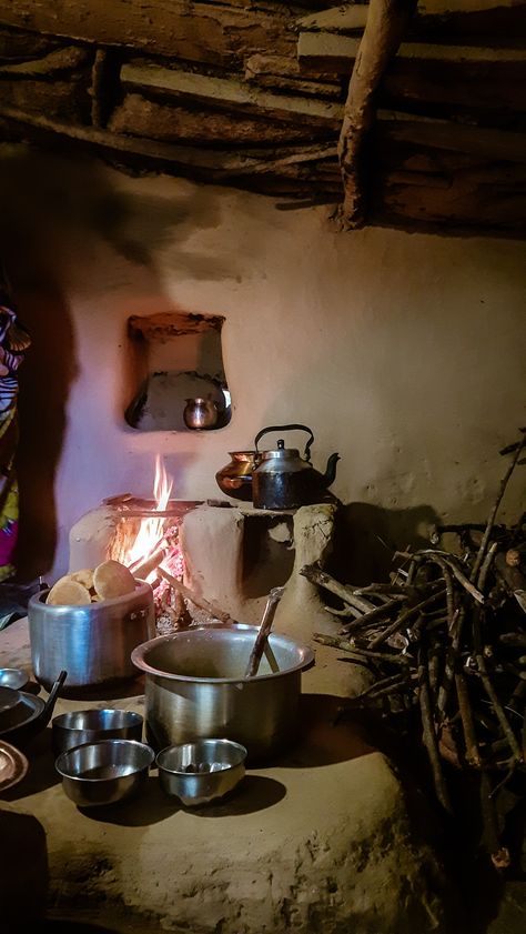 Kitchen Village Style, Indian Traditional Kitchen, Traditional Indian Kitchen, Perfect Couple Pictures, Indian Kitchen Utensils, Village Kitchen, Minimalist Wallpaper Phone, Rural Photography, Bangladeshi Food