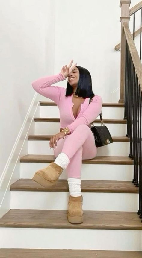 Dearra Chill Outfits, Pink Chill Outfits Black Women, Simple Valentines Outfits, Valentines Outfits Black Women, Valentines Outfit Ideas For Women, Winter Baddie Outfits Casual, Cute Chill Outfits Black Women, Chill Outfits Black Women, Uggs Pink